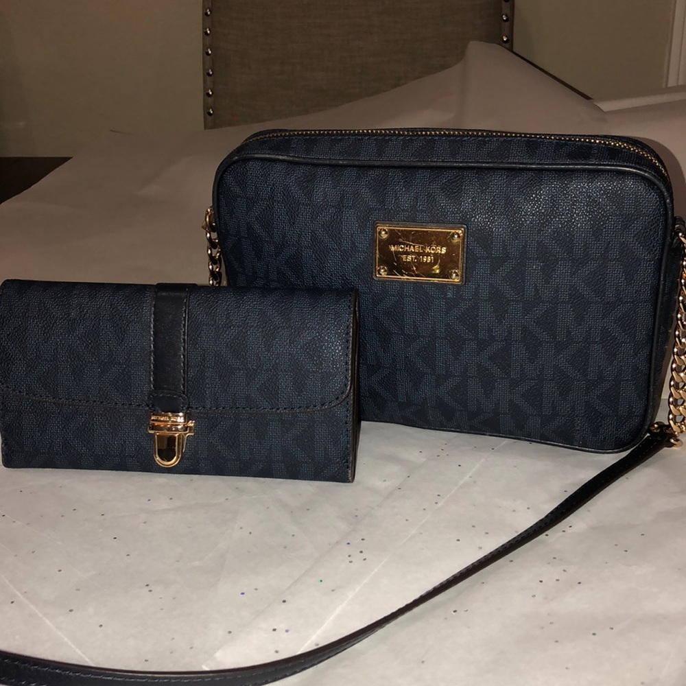 Micheal Kors Signature Navy blue Crossbody set